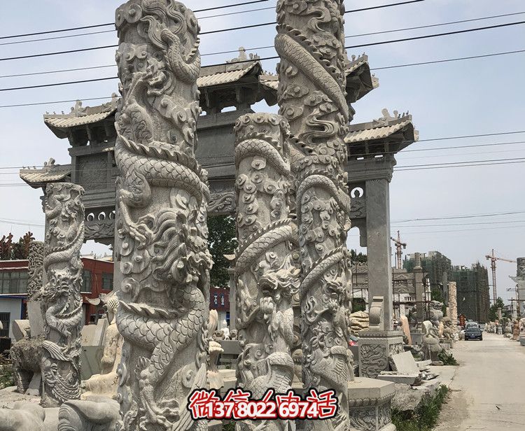 精美石雕龍柱擺件，為寺院景觀增添華麗風采