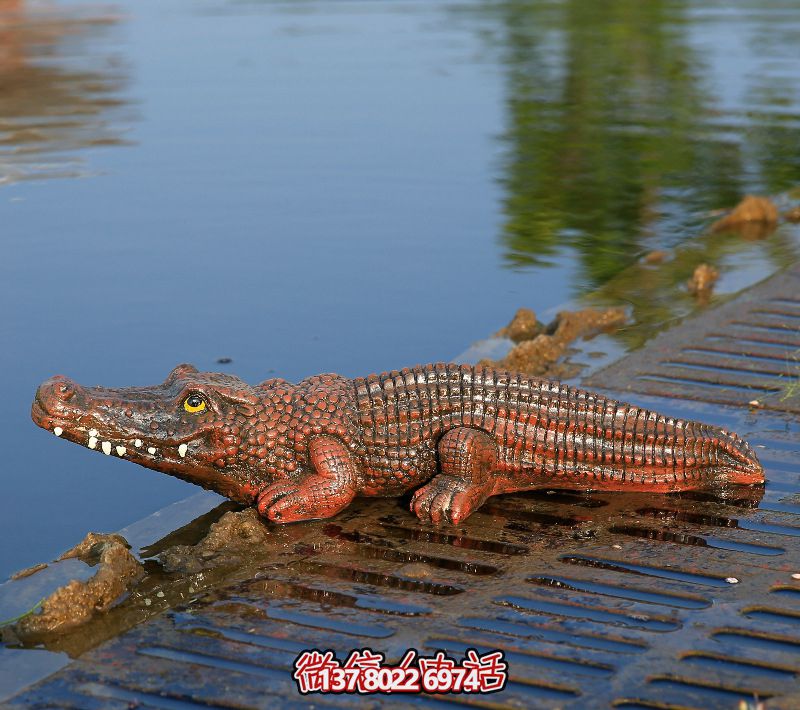 湖邊彩繪玻璃鋼鱷魚雕塑