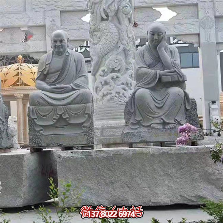 大型戶外石雕佛像雕塑，裝點美麗的寺院園林