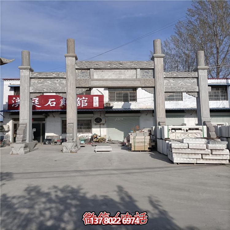 農(nóng)村景區(qū)入口擺放青石雕刻仿古建牌坊