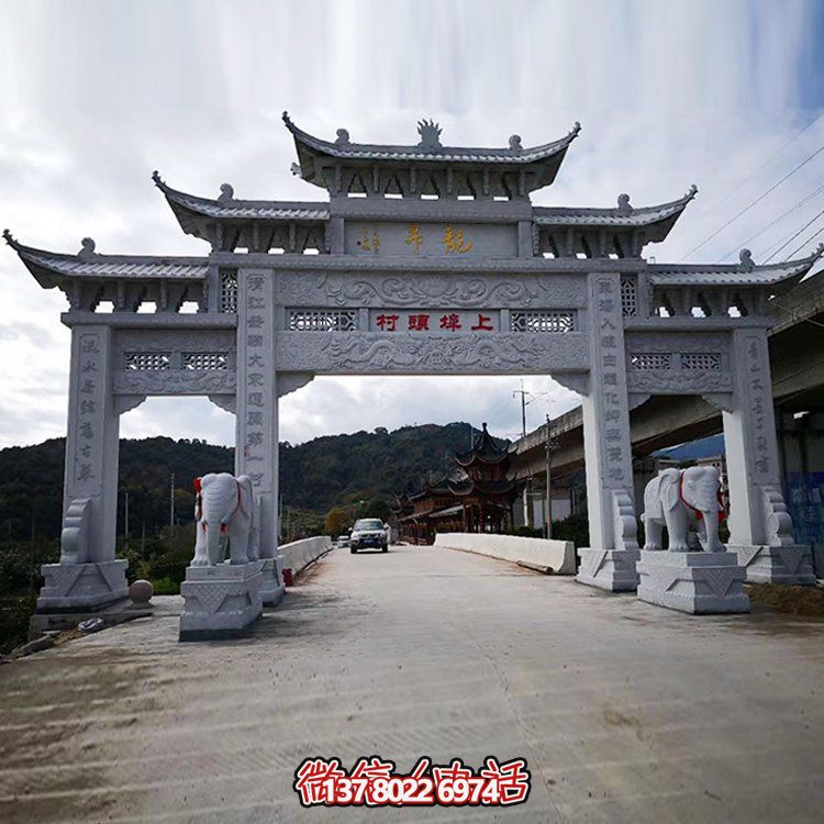 景點(diǎn)村口擺放青石浮雕仿古建三門(mén)樓牌坊