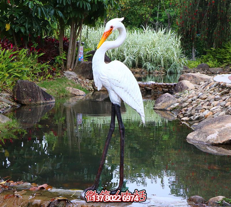 玻璃鋼彩繪創(chuàng)意站在池塘邊上的大長(zhǎng)腿仙鶴雕塑