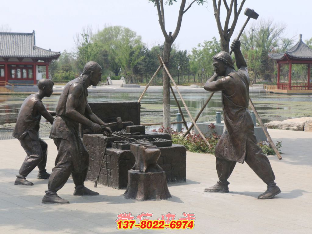 傳統(tǒng)匠藝傳承：打鐵場景銅雕生活圖鑒