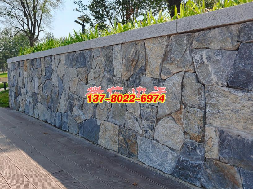 景石碎拼景觀墻：自然與藝術(shù)交融的景觀雕塑，石雕工藝的質(zhì)樸美學(xué)呈現(xiàn)